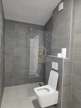 Moderno opremljeno kupatilo sa tuš kabinom i wc šoljom. - image 15