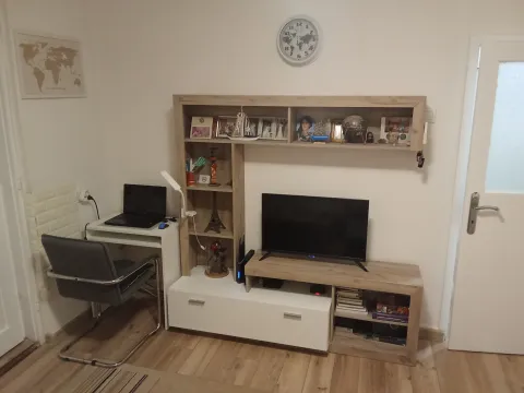 Dnevna soba sa TV komodom, radnim stolom i laptopom. - image 2