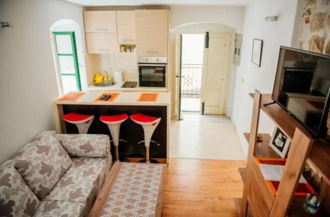Izdavanje, jednosoban stan, 40m², Stari Grad Kotor, Kotor