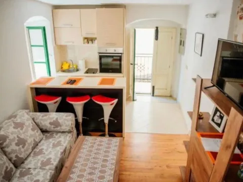 Rent, one bedroom apartment, 40m², Stari Grad Kotor, Kotor - image 2