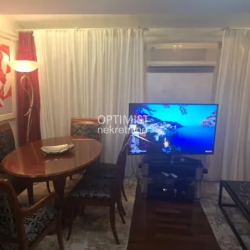 Dnevna soba sa trpezarijskim stolom i televizorom. - image 4