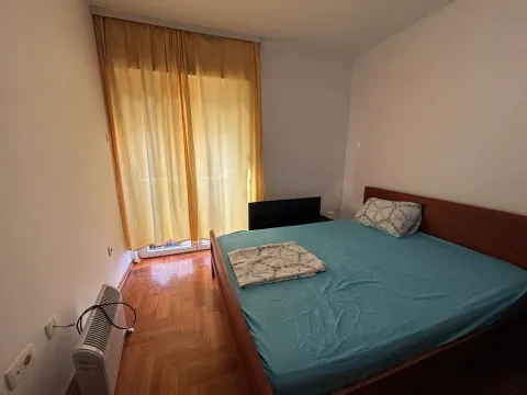 Spavaća soba sa bračnim krevetom i prozorom sa žutim zavjesama. - image 7