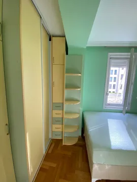 Manja spavaća soba sa ugradnim plakarom i krevetom. - image 9