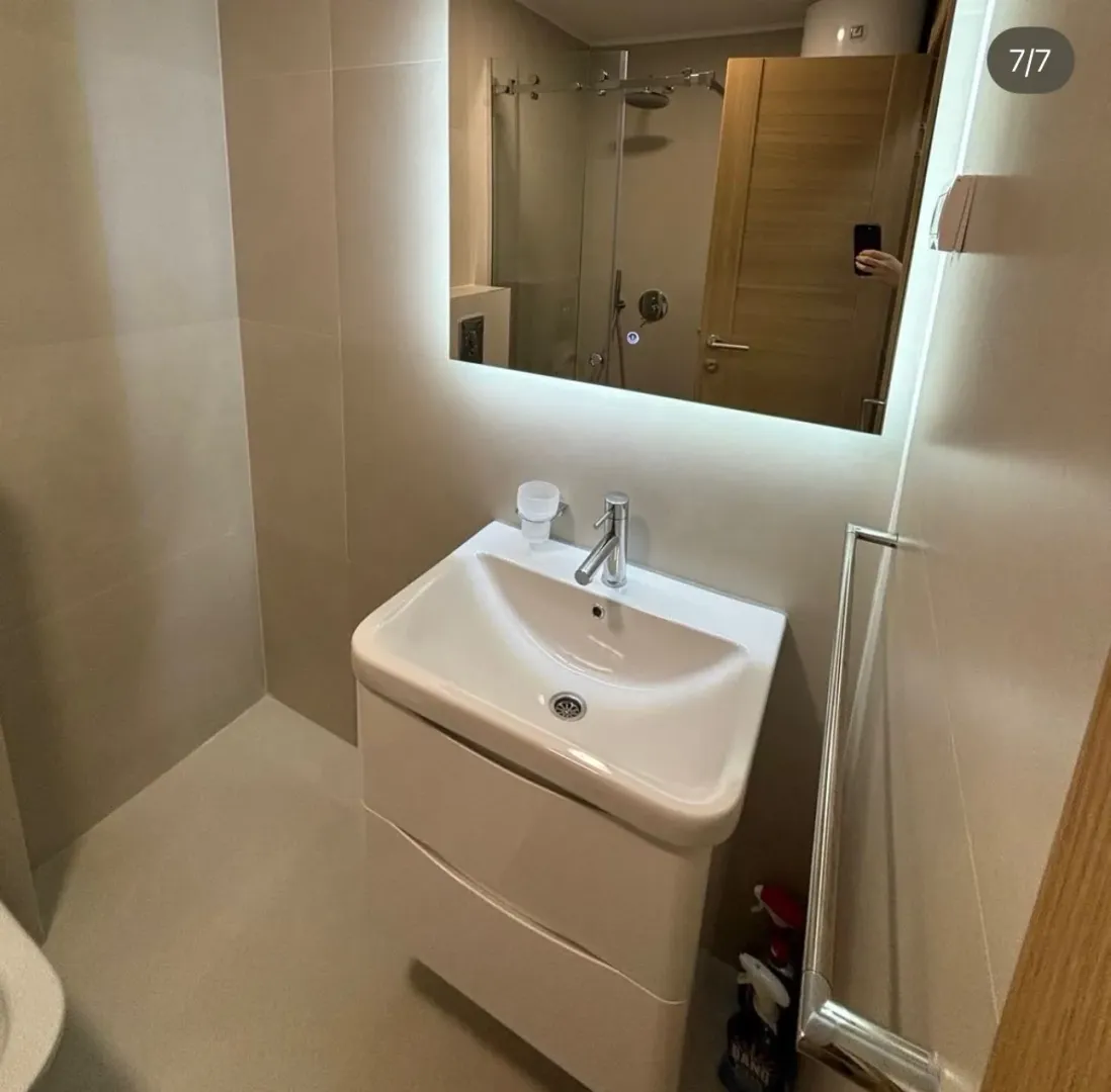 Moderne kupatilo sa umivaonikom i tuš kabinom.