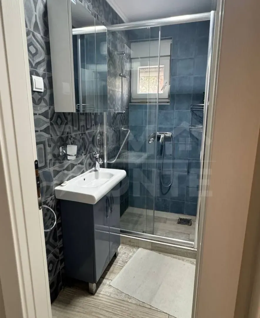 Izdavanje, dvosoban stan, 75m², Centar, Tivat