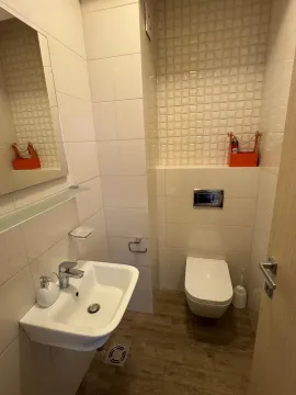 Manje kupatilo sa umivaonikom, ogledalom i toaletom. - image 11