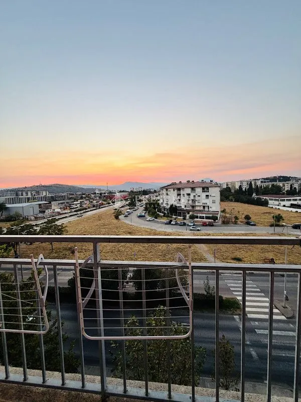 Pogled na grad i okolinu sa terase.