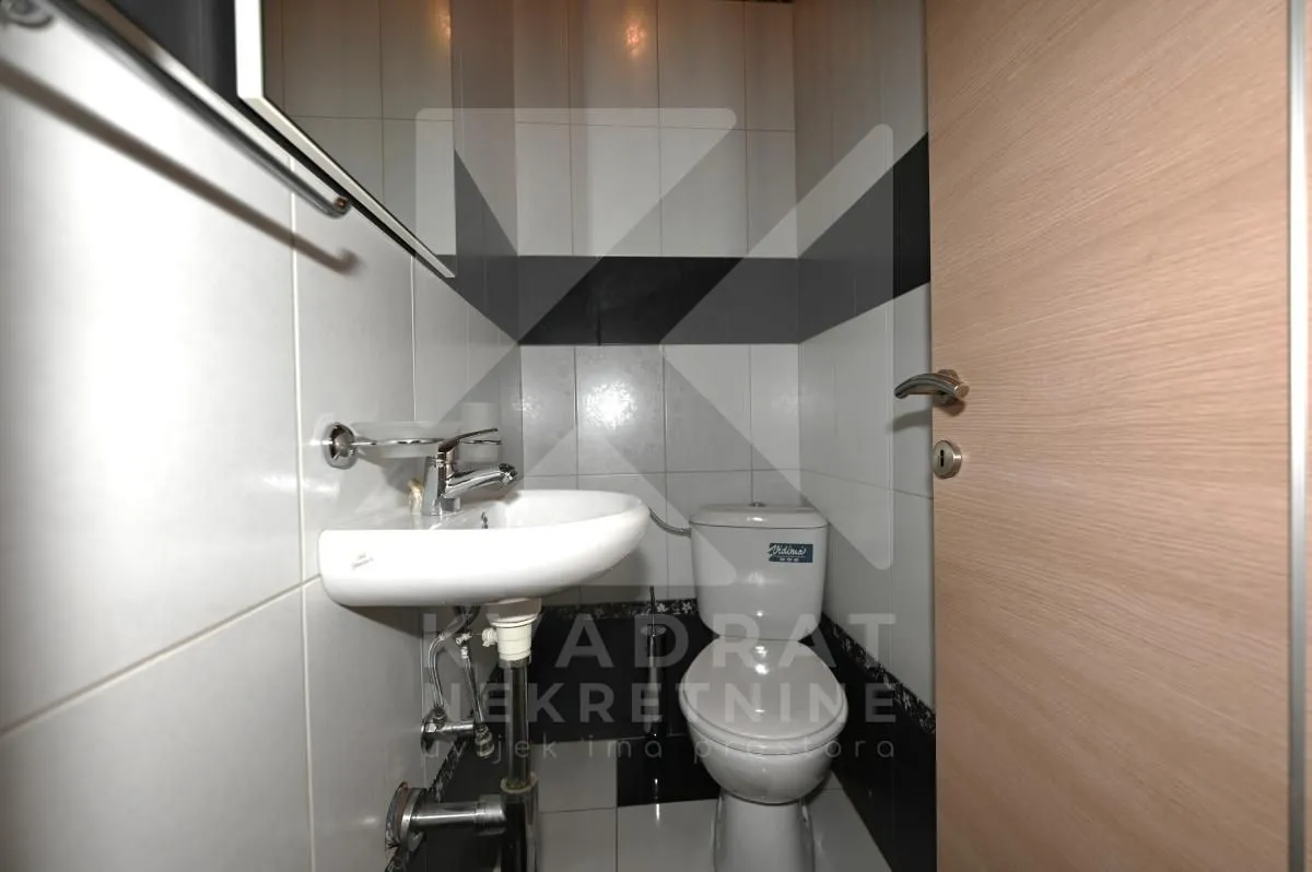 Small bathroom with a washbasin and toilet.