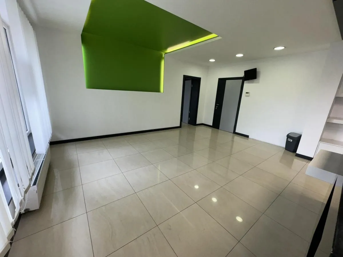 Izdavanje, poslovni prostor, 300m², Cvetkova Pijaca, Zvezdara Sve Podlokacije