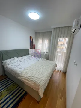 Namještena spavaća soba sa bračnim krevetom, krevetcem i izlazom na terasu. - image 12