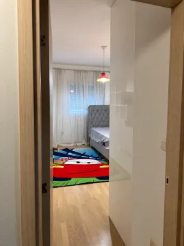 Pogled iz hodnika na dječiju spavaću sobu sa krevetom i tepihom. - image 11