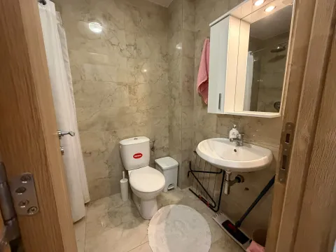 Manje kupatilo sa umivaonikom, WC šoljom i ogledalom sa ormarićem. - image 8