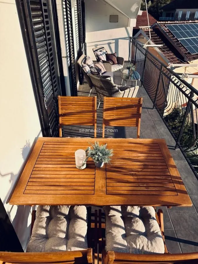 Izdavanje, trosoban stan, 130m², Centar, Tivat