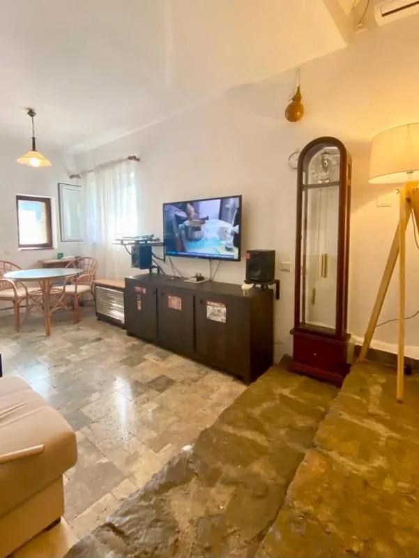Izdavanje, kuća, 190m², Kruče, Ulcinj