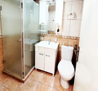 Moderno opremljeno kupatilo sa tuš kabinom, umivaonikom i toaletom. - image 8