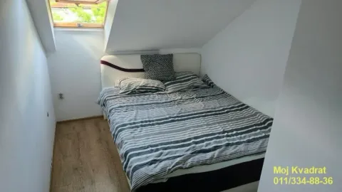 Manja spavaća soba sa bračnim krevetom ispod krovnog prozora. - image 11