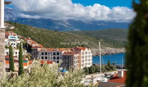 Pogled na naselje i more sa planinama u pozadini. - image 3