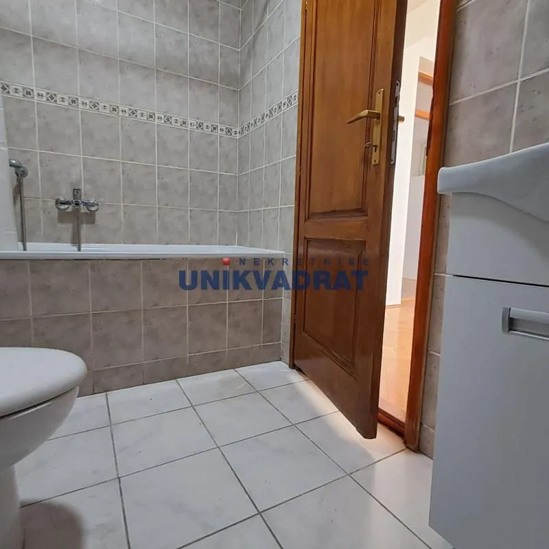Kupatilo opremljeno kadom, umivaonikom i toaletom.