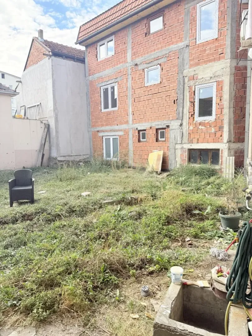 Dvorište sa pogledom na zadnju stranu kuće u izgradnji.