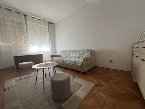 Dnevna soba sa garniturom, stočićem i parketom na podu. - image 3