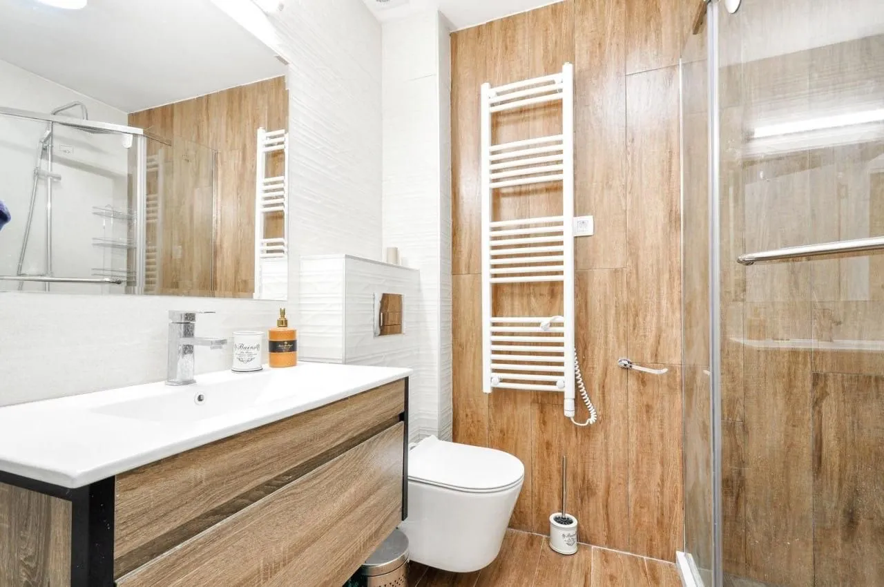 Moderno opremljeno kupatilo sa tuš kabinom, umivaonikom i wc šoljom.