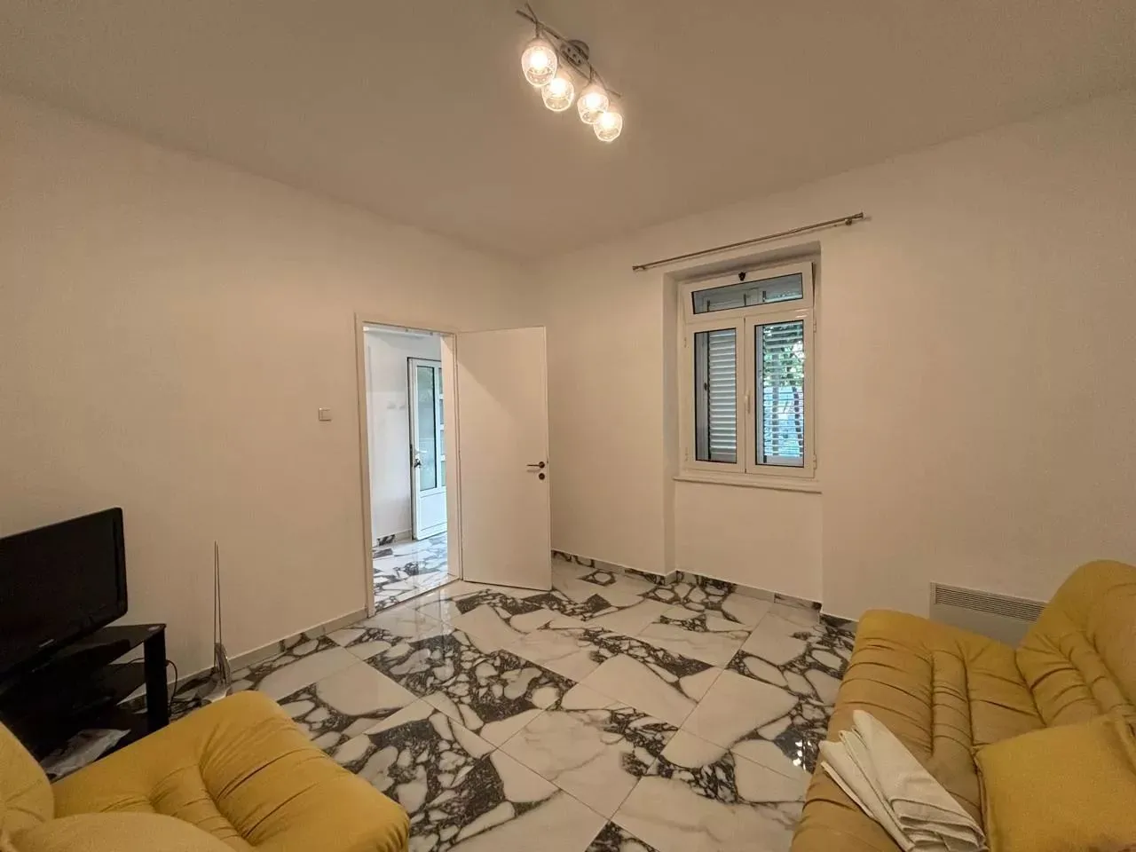 Izdavanje, dvosoban stan, 65m², Tivat, Crna Gora