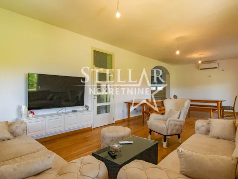 Izdavanje, kuća, 350m², Beri, Podgorica - image 17