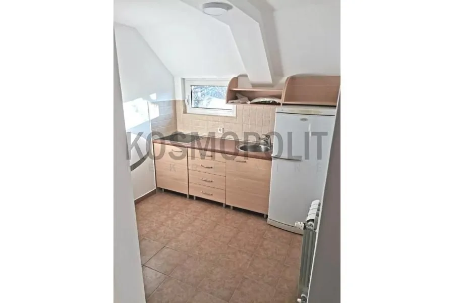 Prodaja, četvorosoban stan, 140m², Zemun Centar, Zemun Sve Podlokacije