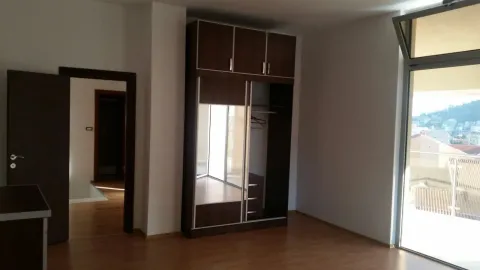 Bright empty room with a large built-in wardrobe and balcony access. - image 9