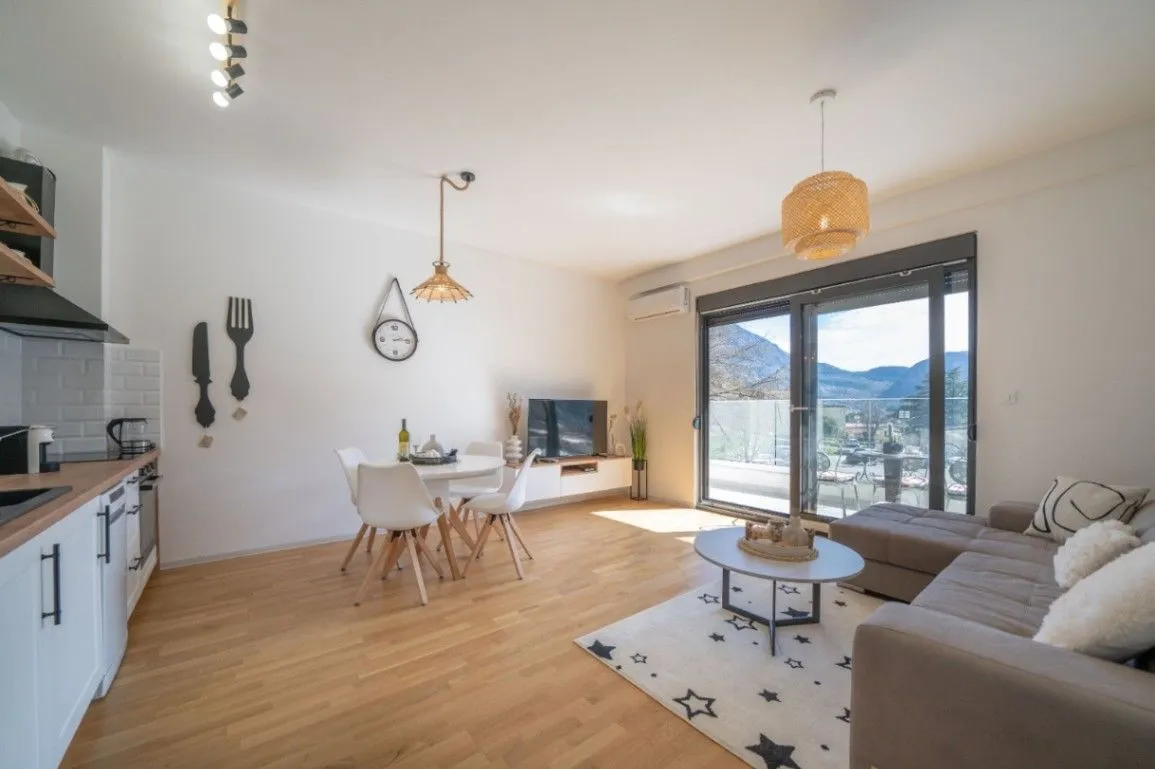 Izdavanje, jednosoban stan, 52m2, Dobrota, Kotor