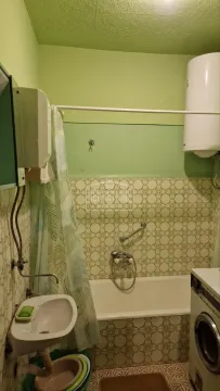 Manje kupatilo sa kadom, umivaonikom i bojlerom. - image 6