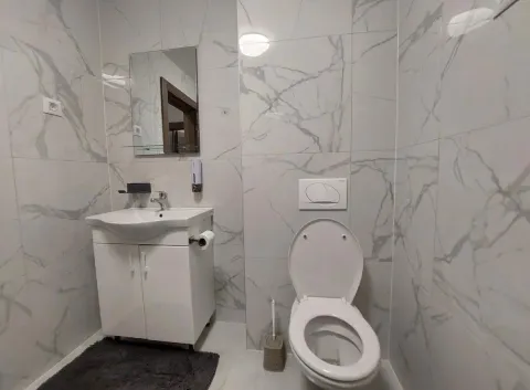 Moderno opremljeno kupatilo sa bijelim pločicama sa teksturom mermera. - image 10