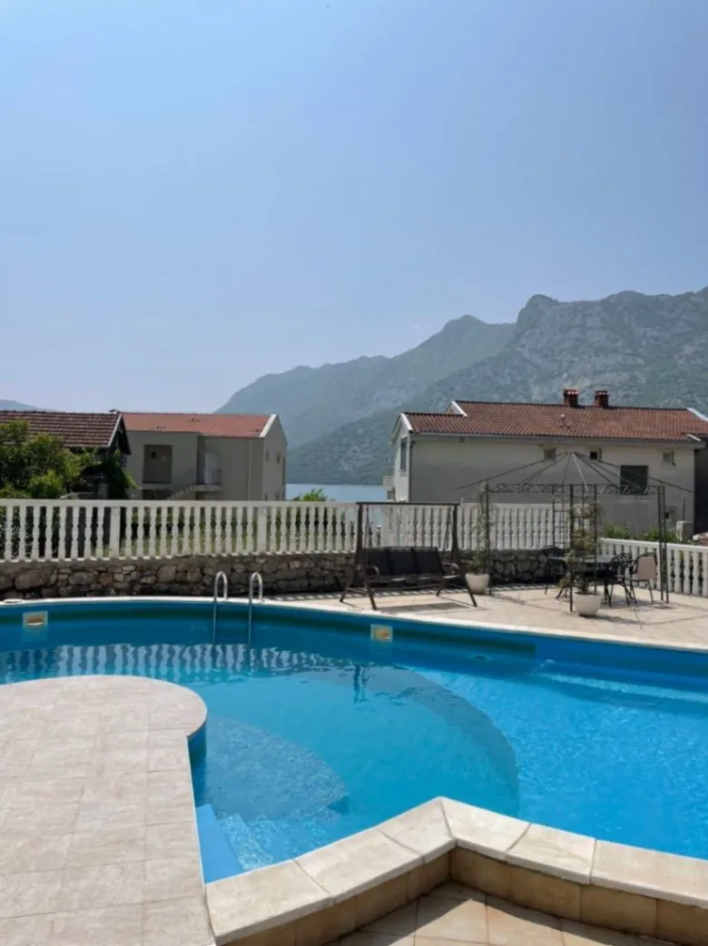 Prodaja, petosoban stan, 189m², Risan, Kotor