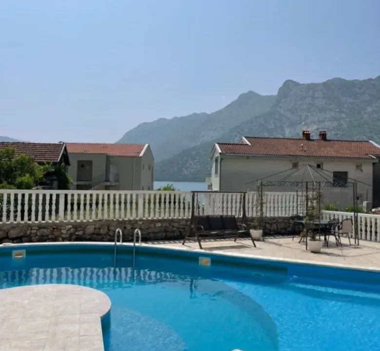 Sale, five bedroom apartment, 189m², Risan, Kotor