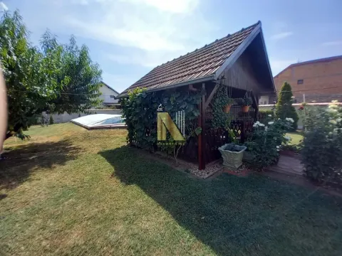Pogled na drveni letnjikovac u uređenom dvorištu sa bazenom. - image 13