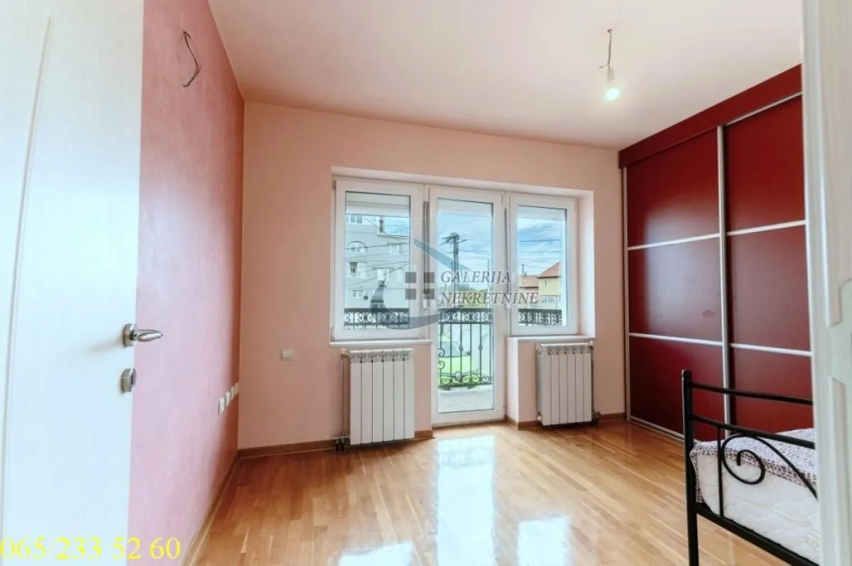 Prodaja, četvorosoban stan, 115m², Farmaceutski Fakultet, Voždovac Sve Podlokacije