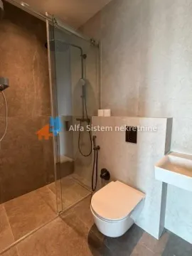 Moderno opremljeno kupatilo sa tuš kabinom i ugradnom sanitarijom. - image 6