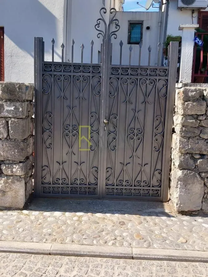 Prodaja, kuća, 348m², Stara Varoš, Podgorica