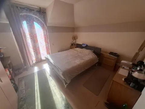 Nameštena spavaća soba sa bračnim krevetom, noćnim stočićima i prozorom sa zavesama. - image 22