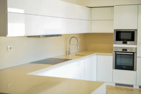 Moderna bijela kuhinja sa ugrađenim kućanskim aparatima. - image 6