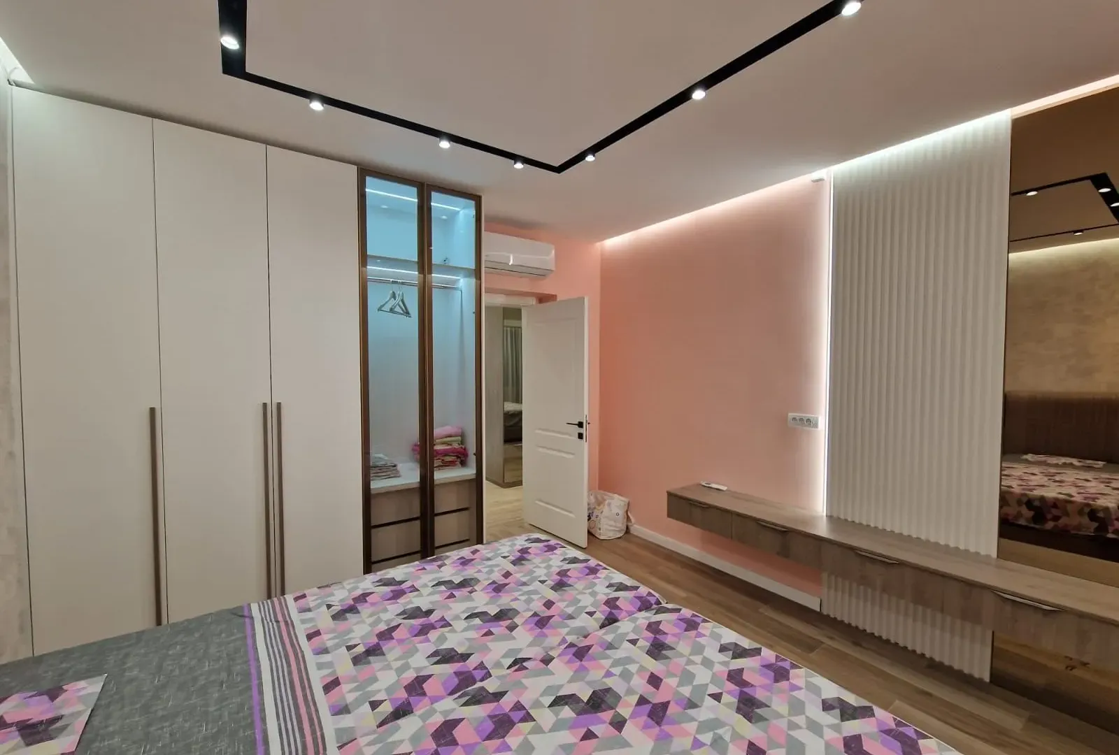 Izdavanje, dvosoban stan, 72m², Centar, Tivat