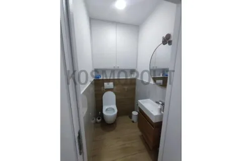 Manje kupatilo sa WC šoljom, umivaonikom, ogledalom i ugradnim ormarićem. - image 10