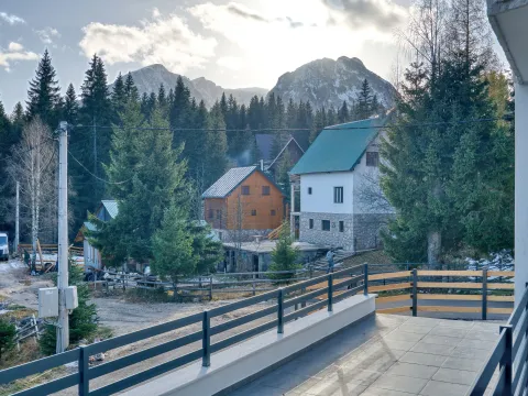 Pogled sa terase na planinski krajolik, šumu i okolne kuće. - image 4