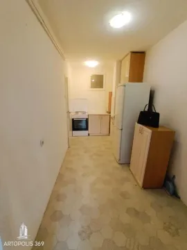 Manja kuhinja sa šporetom, frižiderom i elementima. - image 3
