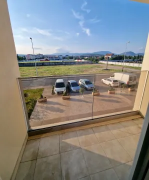 Pogled sa balkona na okolno naselje i parking. - image 10