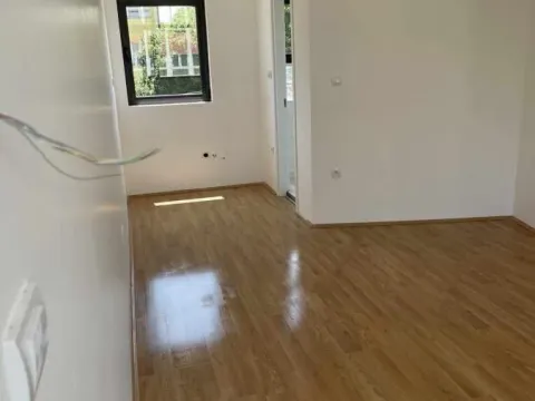 Izdavanje, poslovni prostor, 22m², Centar, Vranje - image 2