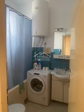 Manje kupatilo sa kadom, umivaonikom, veš mašinom i bojlerom. - image 10