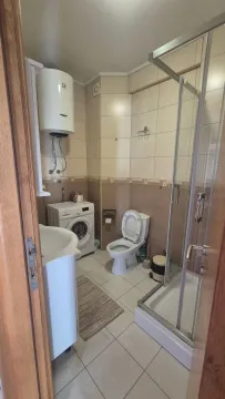 Manje kupatilo sa tuš kabinom, umivaonikom, WC šoljom i veš mašinom. - image 9