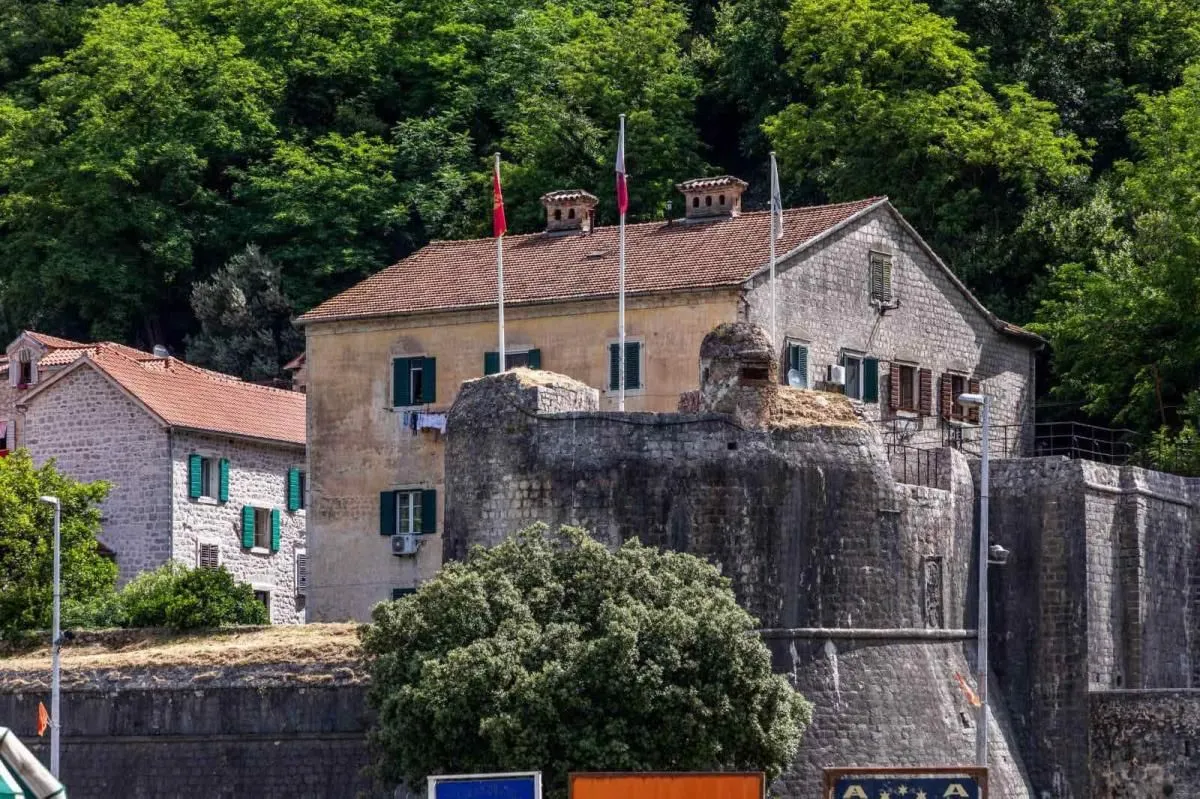 Rent, one bedroom apartment, 100m², Kotor, Crna Gora