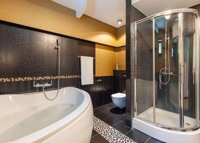 Izdavanje, kuća, 400m², Centar, Tivat